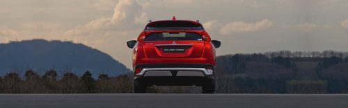 Istorinės „Mitsubishi Eclipse Cross“ nuotraukos saulės užtemimo fone