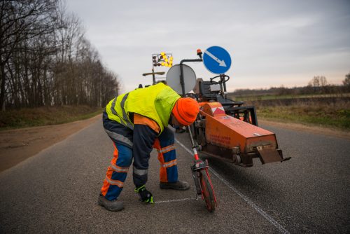 Lietuvoje keliai ženklinami naudojant lazerius, gali dirbti lyjant ir sningant (foto, video)