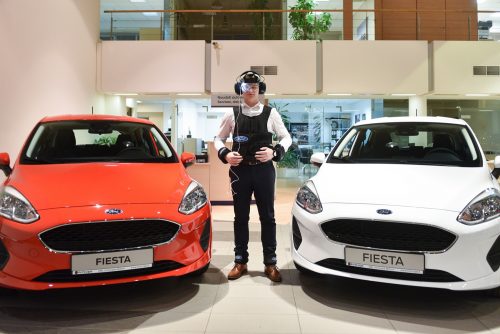 Į Lietuvą atvyko „Ford“ sukurtas pagirias imituojantis kostiumas