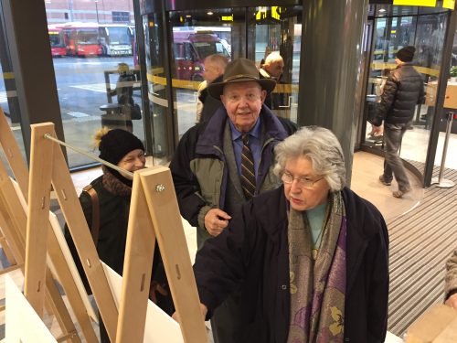 Paroda signataro atminimui autobusų stotyje
