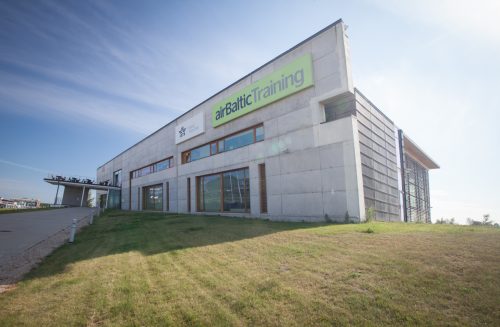 „airBaltic“ Pilotų akademija pradeda paraiškų į rudens grupę priėmimą