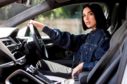 „Jaguar“ ir Dua Lipa ištrynė ribą tarp automobilių technologijų ir muzikos