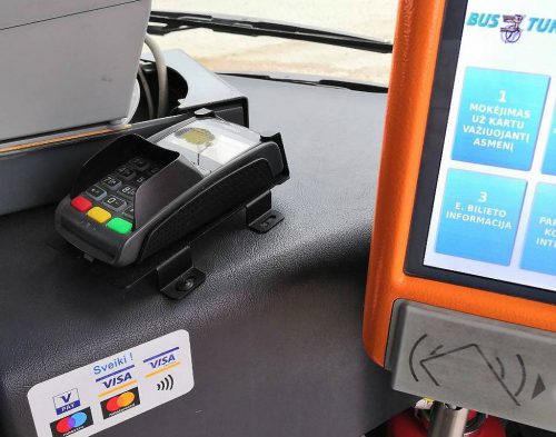 Šiauliečiai pirmieji Lietuvoje gali atsiskaityti kortelėmis miesto autobusuose, lengvėja aklųjų ir silpnaregių kelionės