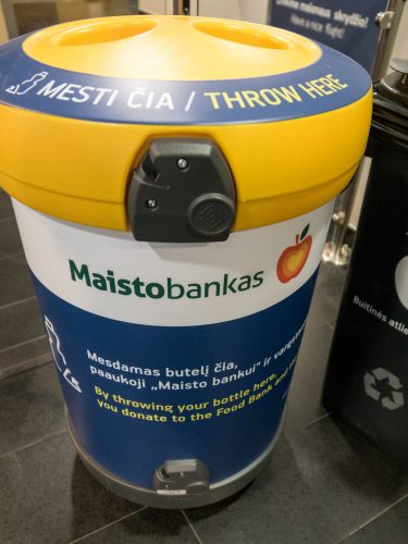 Vilniaus oro uosto keleivių paliktos gėrybės atitenka „Maisto bankui“: nuo higienos priemonių iki konservų