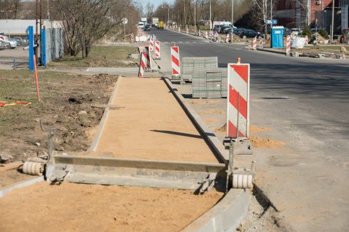 Sostinės Metalo gatvėje klojamas sunkiajam transportui pritaikytas asfaltas
