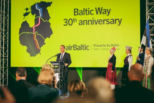 „airBaltic“ specialia dovana pagerbė Baltijos kelio 30-metį