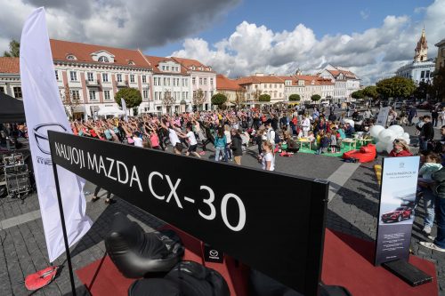 Visiškai naujas kompaktiškas miesto visureigis „Mazda CX-30“ atvyko į Lietuvą: atgabeno harmoniją ir brandą