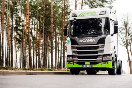 Šiandien į Lietuvą atvyko pirmieji suskystintomis gamtinėmis dujomis varomi „Scania“ sunkvežimiai