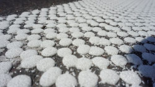 Problema: tamsoje nesimato kelių ženklinimo linijų. Tai galima nesunkiai pakeisti