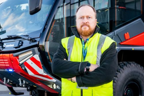 Palangos oro uoste pristatytas naujas priešgaisrinės tarnybos automobilis: analogišką techniką naudoja didieji pasaulio oro vartai + video