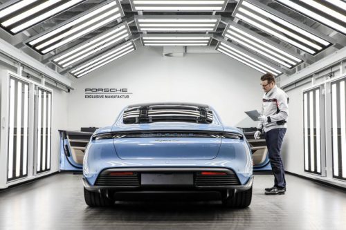 „Porsche Exclusive Manufaktur“ padalinio meistrai ėmėsi „Taycan“ elektromobilių