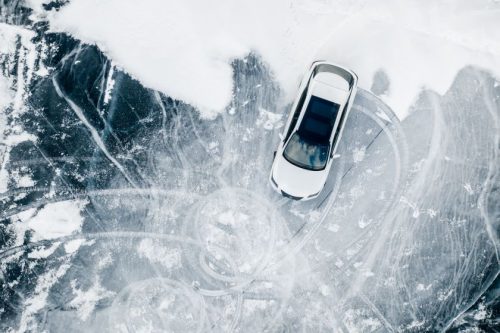 „Lexus“ automobilių galimybės išbandytos ant užšalusio Baikalo ežero stingdančiame Sibire