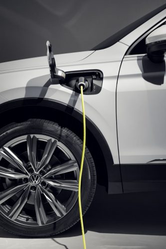 Atnaujintas populiariausias „Volkswagen“ Baltijos šalyse – „Tiguan“: gama pasipildė ir iš tinklo kraunama, ir R versija