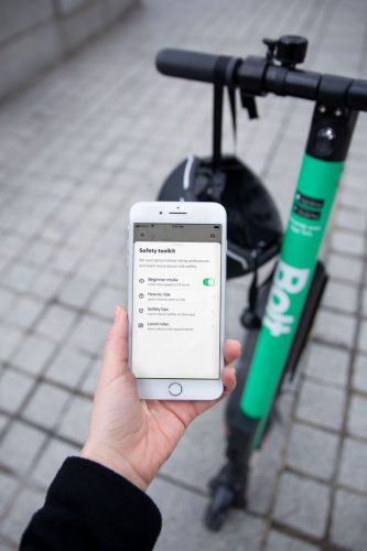 „Bolt“ dėmesys elektrinių paspirtukų mėgėjų ir aplinkinių saugumui: pristato išskirtines saugumo funkcijas