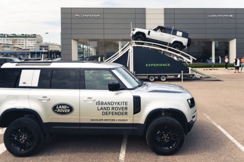 „Land Rover“ bekelės iššūkis Vilniuje: unikalioje platformoje ekstremaliomis sąlygomis išmėginami visureigiai