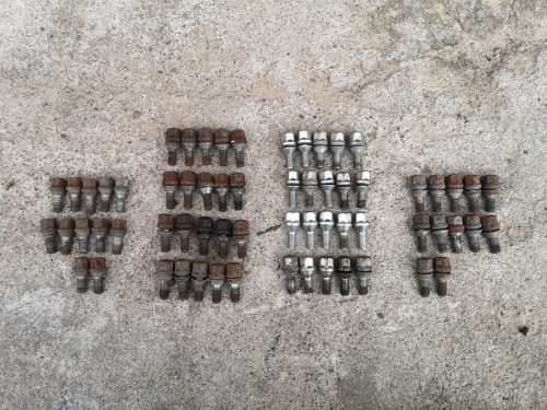 Parduodu ratų varžtų komplektus nuo Renault modelių.