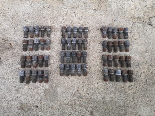 Parduodu varžtų komplektus (orginalius) nuo VW/Audi modelių.