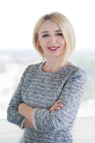 Draudikai primena: įprotis vaikščioti su išmaniuoju rankose šiomis dienomis – ypač pavojingas
