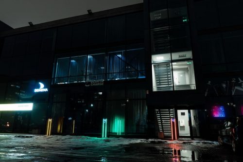Kovo 11-osios proga elektromobilių įkrovimo stotelės nušvito trispalvės spalvomis