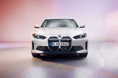 BMW atskleidė elektrinio visureigio „BMW iX“ pirmąsias versijas ir „BMW i4“ savybes