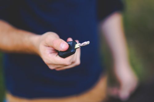 5 situacijos, kai reikia kviestis automobilio spynų meistrą