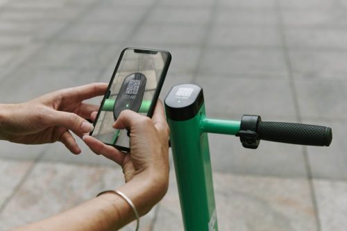 Elektriniai „Bolt“ paspirtukai grįžo į gatves: prie tvaraus judėjimo mieste jungiasi ir Alytus