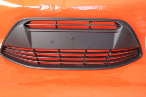 Apatinė priekinio bamperio grotelė