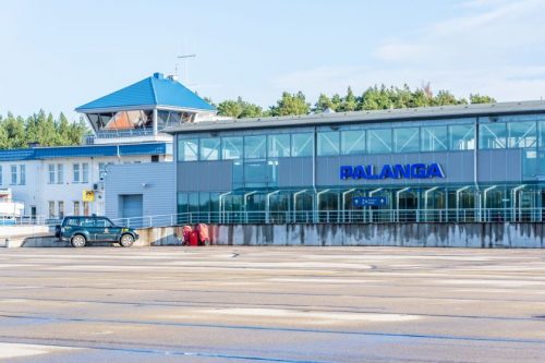 Pasirašyta sutartis su Palangos oro uosto kilimo-tūpimo tako rekonstrukcijos konkursą laimėjusia kompanija „A.C.B.“