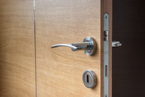Kai atsitinka gyvenimas: kada prireikia avarinio spynos atrakinimo?