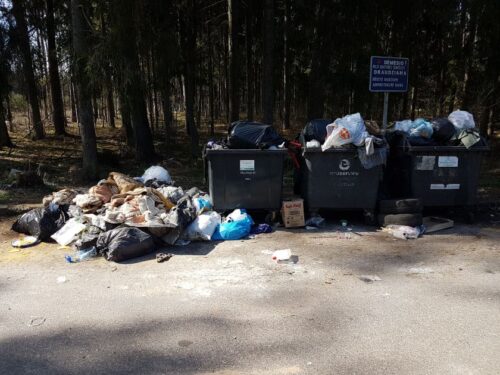 Kelininkams pakelėse tenka rinkti ne tik vienkartinius kavos puodelius, bet ir dulkių siurblius