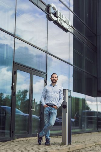 Pagalbos verslui fondas paskolino 400 tūkst. Eur lietuvių elektromobilių įkrovimo stotelių gamintojai „Elinta Charge“