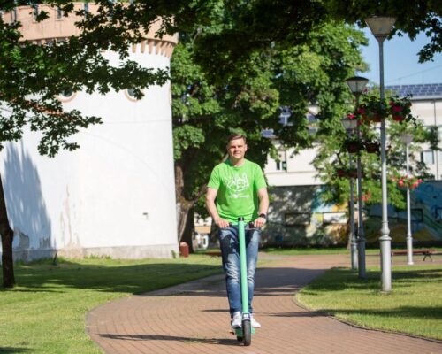Elektriniai „Bolt“ paspirtukai jau rieda žaliausiu miestu Lietuvoje norinčioje tapti Tauragėje