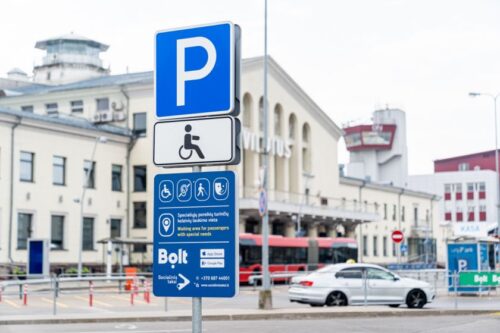 Turintiems specialiųjų poreikių keliauti bus paprasčiau: „Bolt“ pavežėjai jiems asistuos, veš pritaikytas transportas