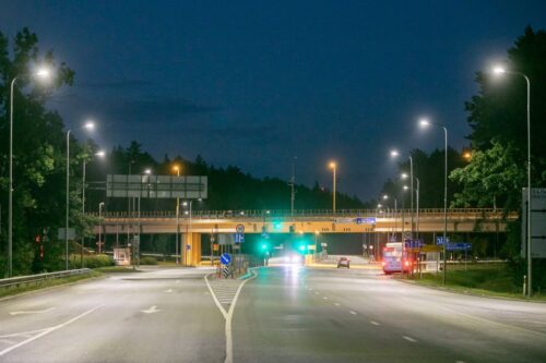 Keičiasi Kelių eismo taisyklės: į ką atkreipti dėmesį apsisukant šviesoforais reguliuojamose sankryžose