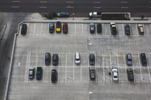 Prieš šventes prekybos centrų stovėjimo aikštelėse – tobulos sąlygos avarijoms: kaip jų išvengti?