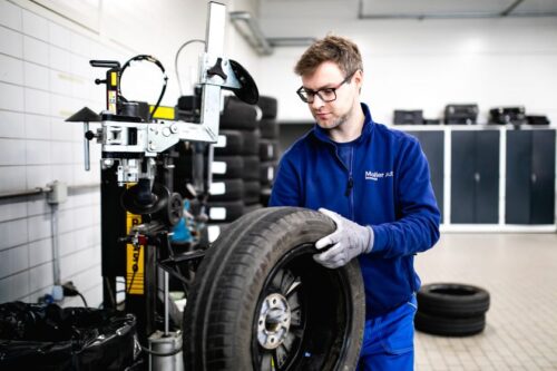 Apklausa: 2 iš 10 šalies gyventojų negalėtų pasikeisti automobilio padangos
