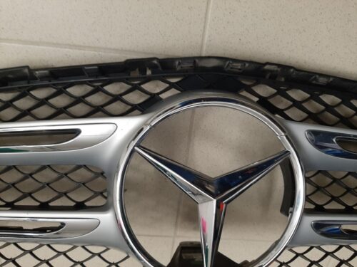 Parduodu Mercedes Benz GLC250 originalias priekines groteles