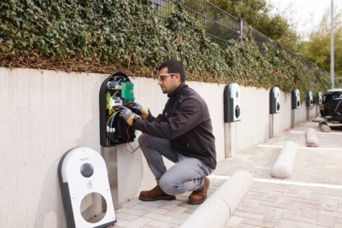 3 mitai apie elektromobilius ir jų įkrovimo stoteles