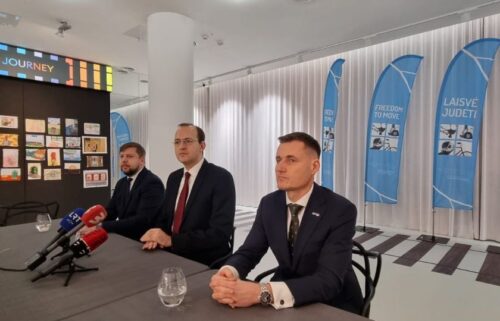 Susisiekimo ministerija ir „LTG Link“ pasirašė sutartį dėl keleivių vežimo geležinkeliais