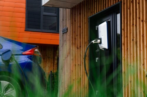 5 dalykai, kuriuos būtina žinoti prieš įsigyjant elektromobilių įkrovimo stotelę namuose