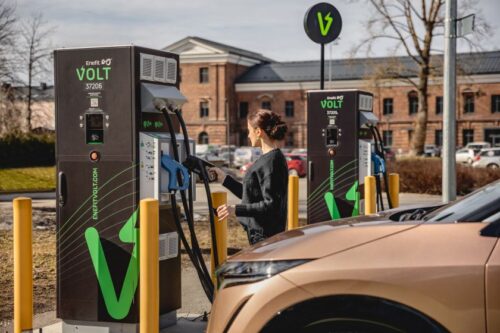 Elektromobilis rado įkroviklį: „Nissan“ susitarė su „Enefit“