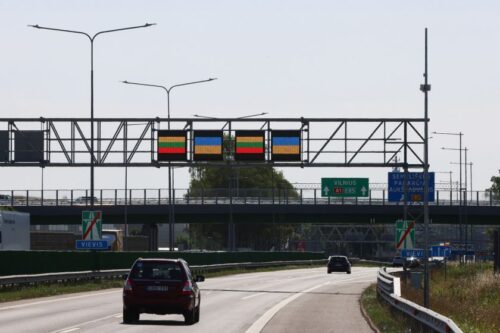 Mėlyna-geltona spalvomis nušvito net 100 kilometrų kelio: iškelta ir viena didžiausių Ukrainos vėliavų