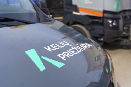 Kelininkai pasisakė apie išdaužas keliuose