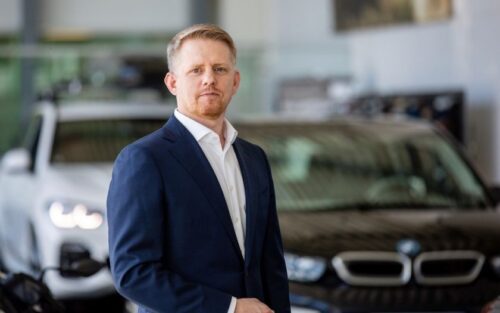 Planuojate pirkti elektrinį automobilį? Štai ką turite žinoti apie jo įkrovimą namuose