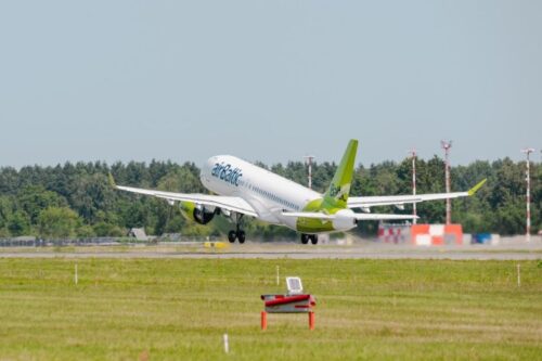 „airBaltic“ užtikrintai pasitinka vasarą – balandį keleivių padaugėjo 35 proc.