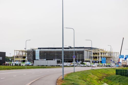 Augantis Kauno oro uostas velkasi naują rūbą: jau montuojami naujieji keleivių terminalo fasadai, dengiamas stogas