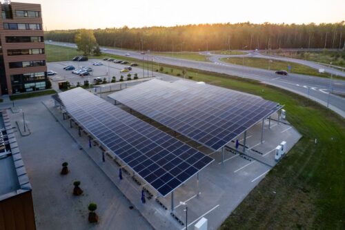 Prie Kauno – galingiausia Baltijos šalyse saulės elektrinė virš elektromobilių įkrovimo parko su 40 įkrovimo taškų