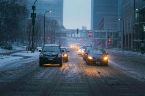 Temperatūrai vėstant – lenktynininko R. Baciuškos patarimai vairuotojams, kaip elgtis kelyje atsiradus plikledžiui