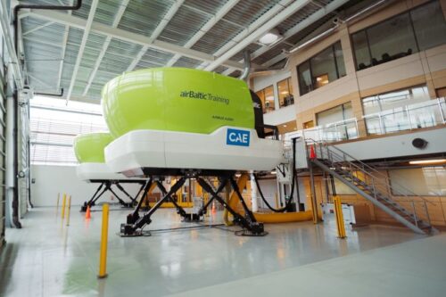 „airBaltic“ padvigubino simuliatorių pajėgumą ir įdiegė naują „Airbus A220“ pilno skrydžio simuliatorių