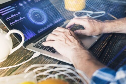 Tiekimo grandinės optimizavimas su AI – kaip CSM sistemos prisitaiko prie pokyčių?